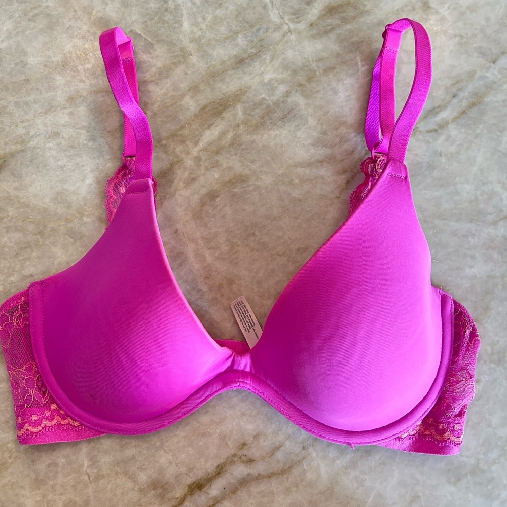 Y2K Hot Pink Lace Bra! Adjustable straps and clasps in the back!